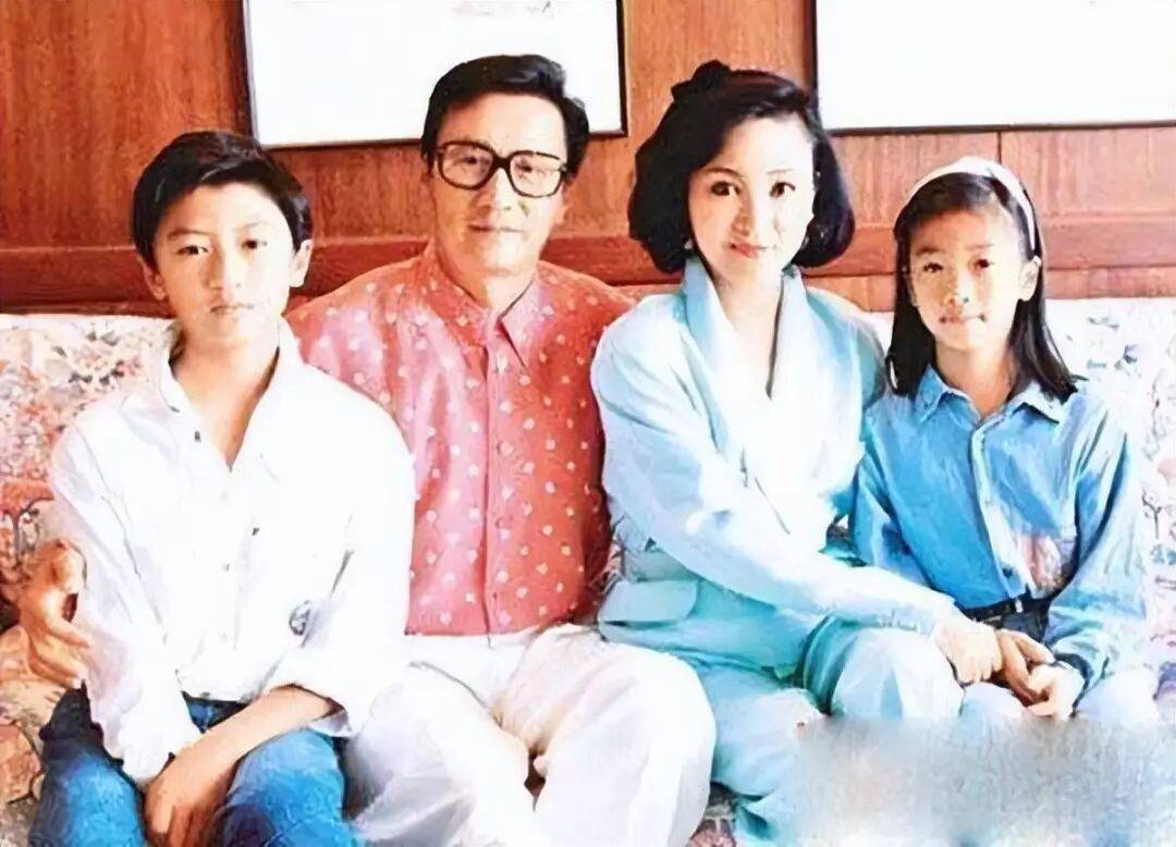 考古|89岁谢贤现身依旧时髦！与小49岁女友分手后开搞事业，疑已交代后事的他太潇洒