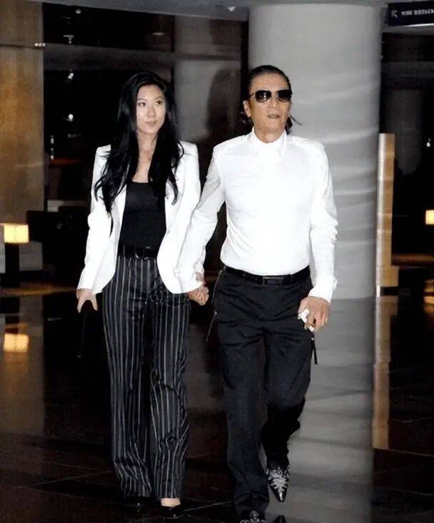 考古|89岁谢贤现身依旧时髦！与小49岁女友分手后开搞事业，疑已交代后事的他太潇洒