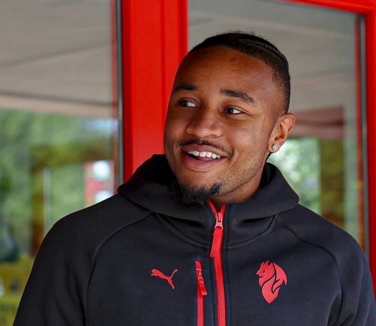 记者:莱奥将恩昆库首次介绍进米兰更衣室,他柜子选在迈尼昂旁边