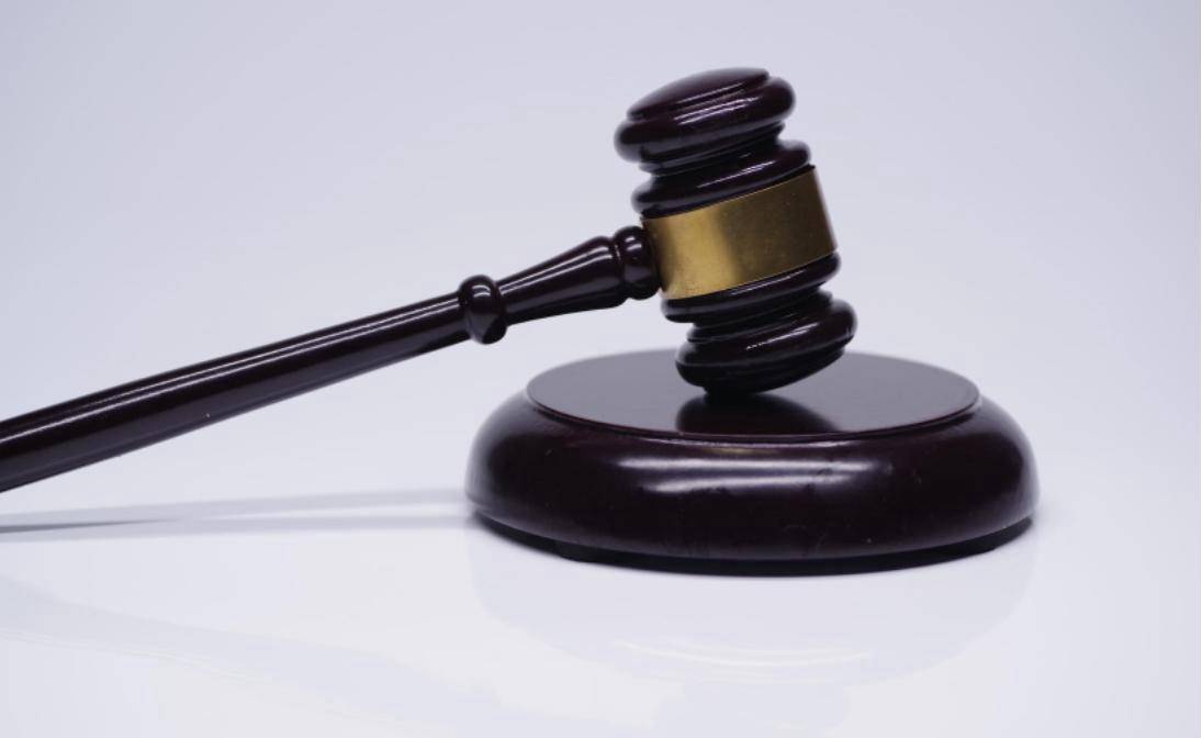 半夜狗叫!邻居养13条狗 男子不堪其扰多次反映未果,投毒致9条狗死亡被判二缓三