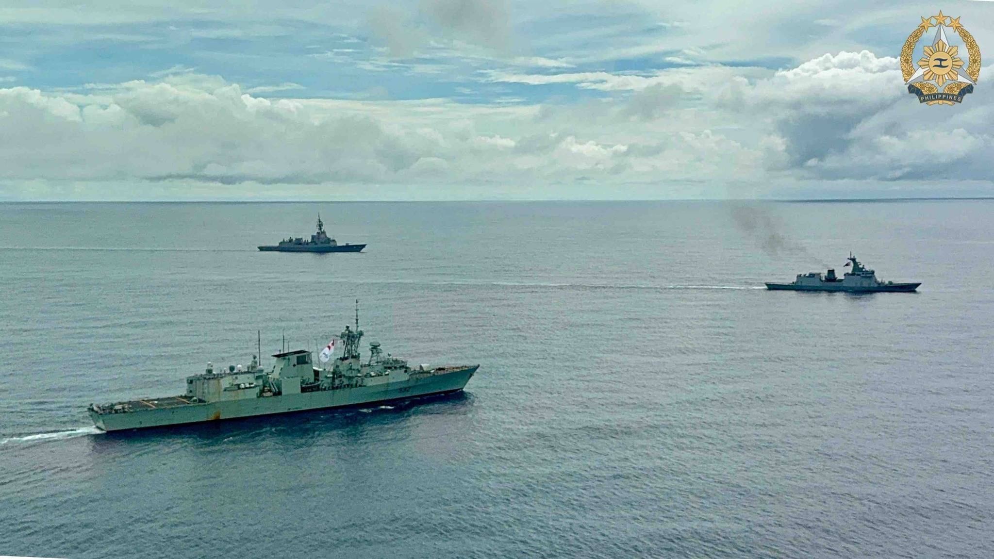 台岛海峡对峙升级,外军机突然向直10逼近,结果下一刻又老实了