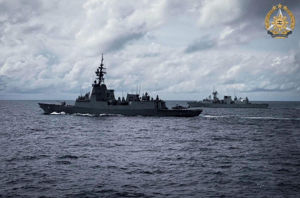 海峡爆发激烈对峙,外军直升机冲向直十,下一刻却彻底老实了!