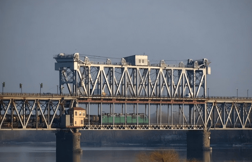 俄军810架无人机齐发！这一夜创造历史，乌克兰总理办公室被炸，乌铁路桥也在计划之内