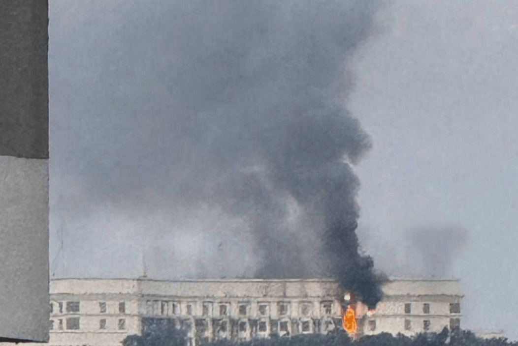 俄军810架无人机齐发！这一夜创造历史，乌克兰总理办公室被炸，乌铁路桥也在计划之内