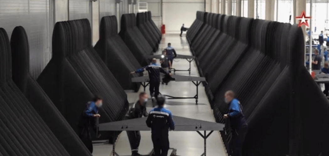 俄军810架无人机齐发！这一夜创造历史，乌克兰总理办公室被炸，乌铁路桥也在计划之内