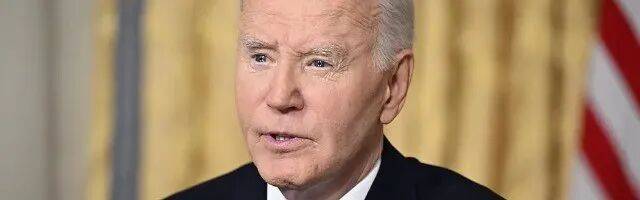 乌军士兵乔装成俄军,与俄士兵寒暄,随后趁其不备将两名俄军枪杀,无人机拍下全过程