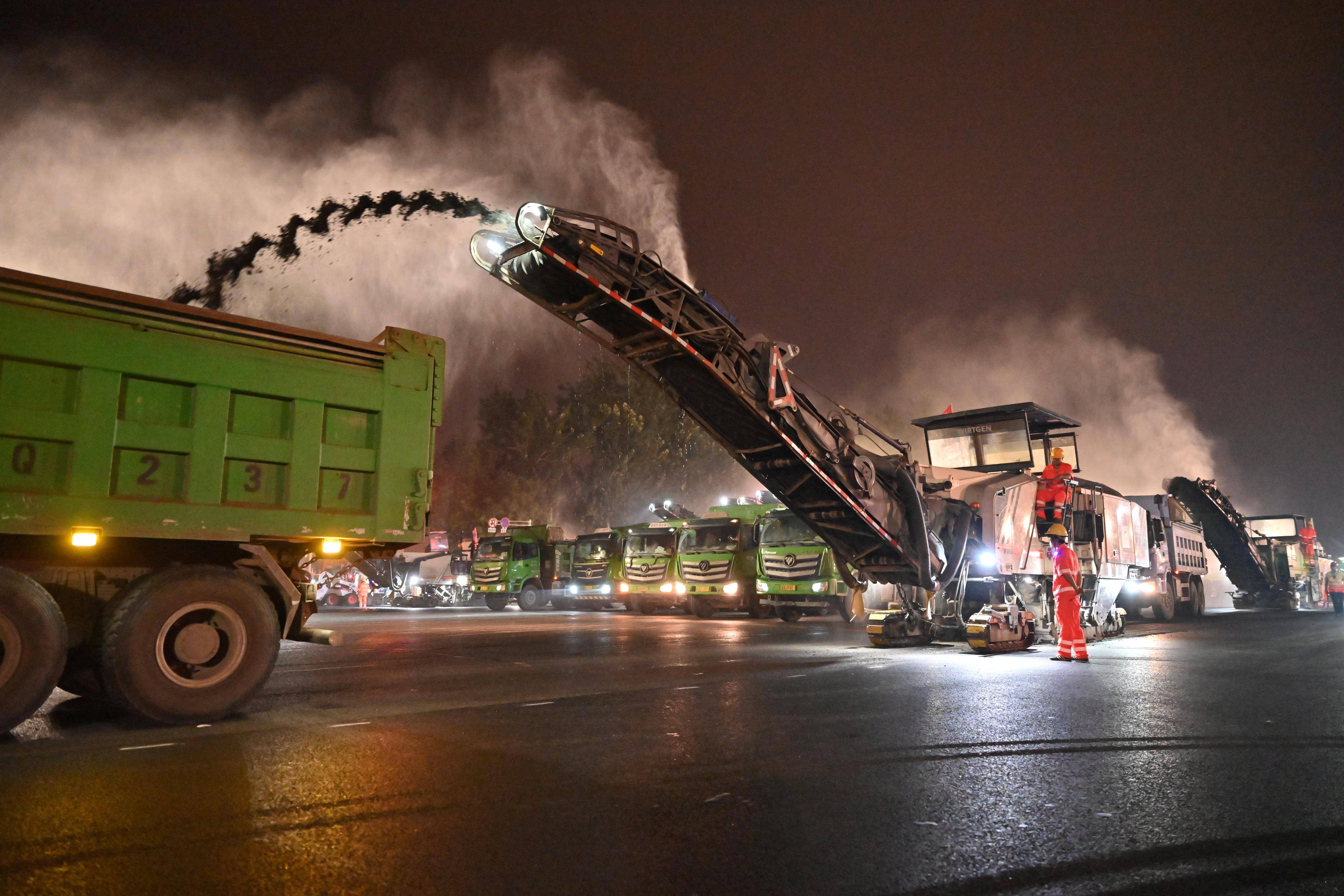 “中国速度”提前“受阅”!长安街路面35小时焕然一新