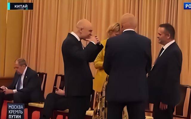 在普京下榻住所,拉夫罗夫询问“拉布布在哪”