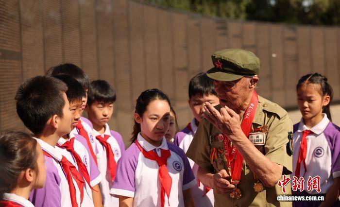 青少年在沈阳抗美援朝烈士陵园上“国旗下的思政课”