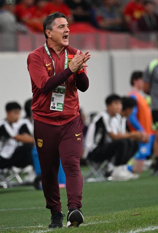 U22国足主帅:球员们像11个“兵马俑”在战斗