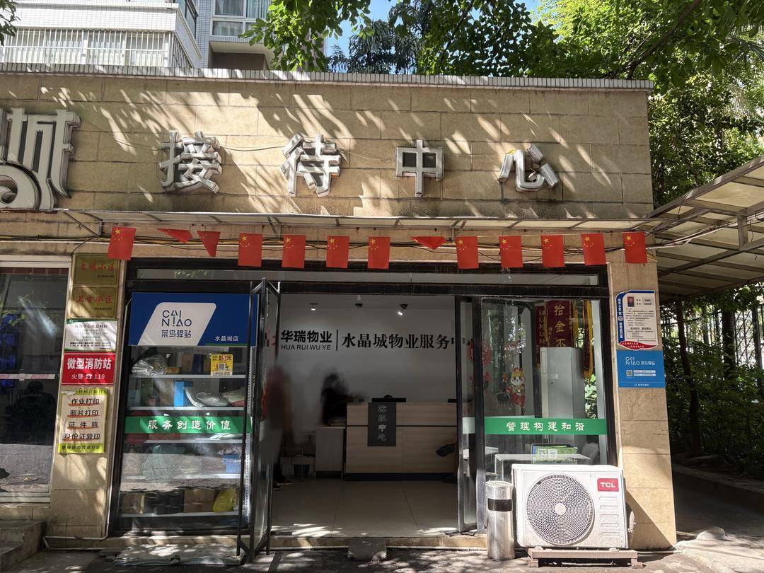 “就要抽!”四川乐山一大爷执意电梯里抽烟,业主:争执致电梯停运20多分钟