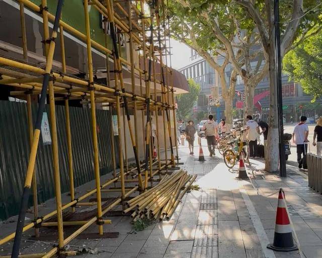 事发上海校门口!学生上学像闯关:夹缝中慢慢腾挪,与非机动车迎面对冲…家长担忧:何时是头