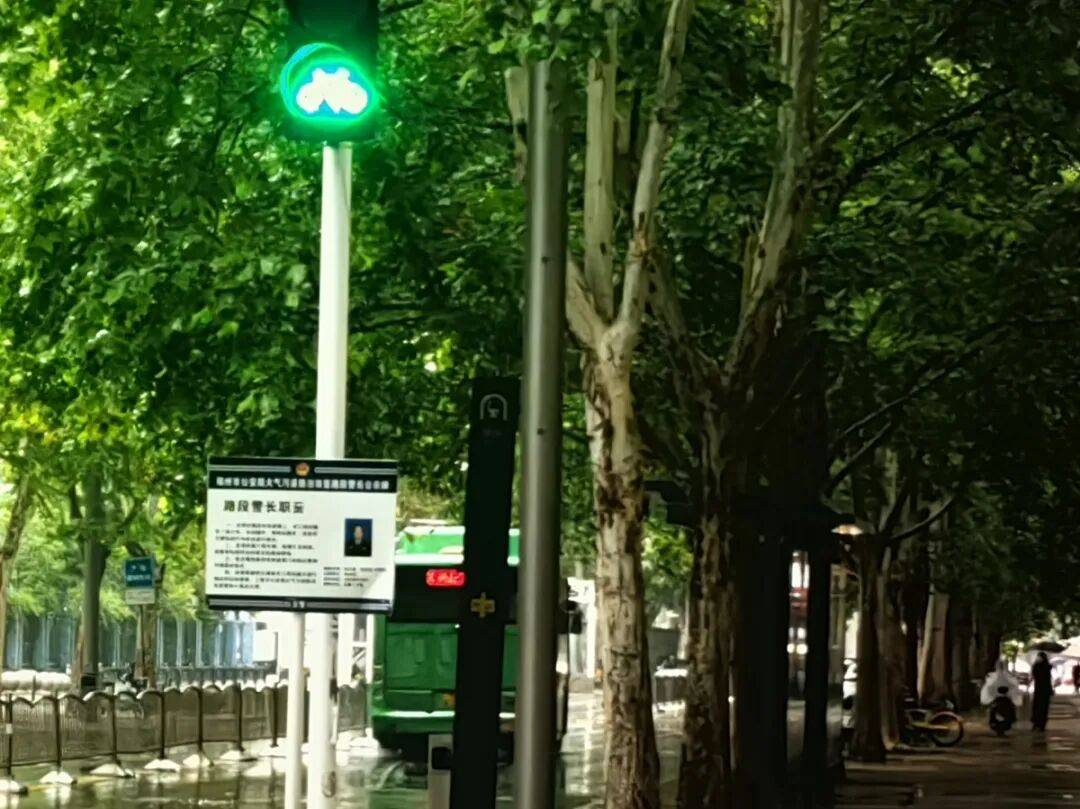 郑州雨停了?警惕!强降雨主力预计今天11点后抵达,19条公交线路暂时停运