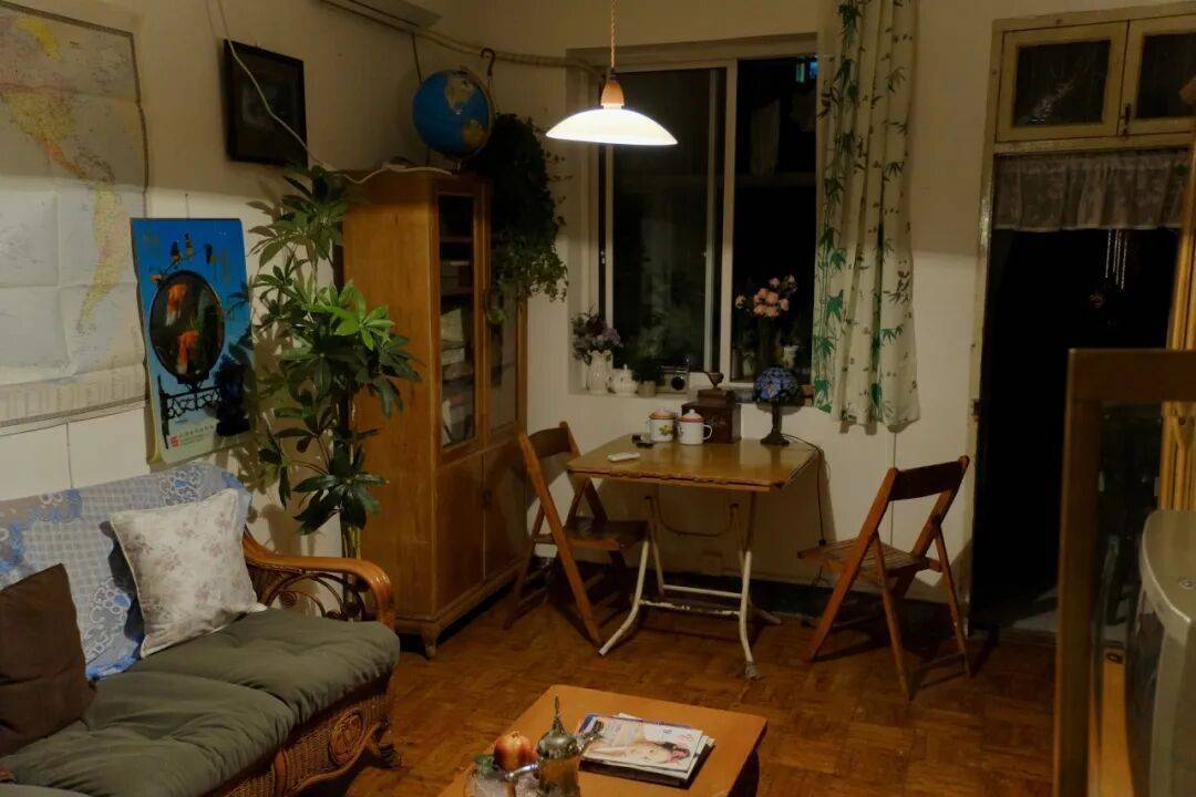 突然爆火！“00后”姑娘靠杭州居民房月入过万！每月来五六波……