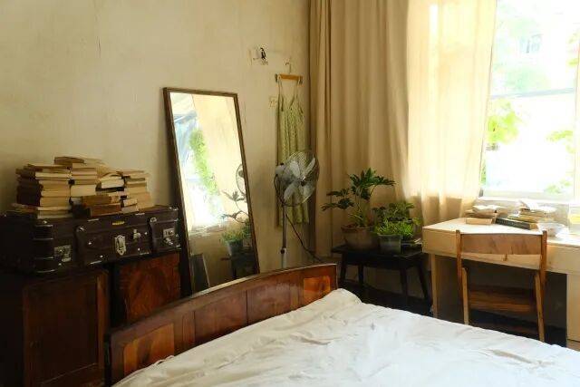 突然爆火！“00后”姑娘靠杭州居民房月入过万！每月来五六波……