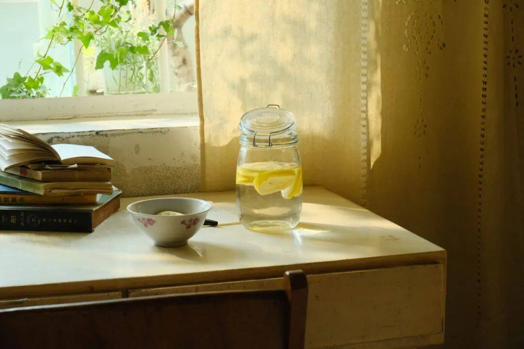 突然爆火！“00后”姑娘靠杭州居民房月入过万！每月来五六波……