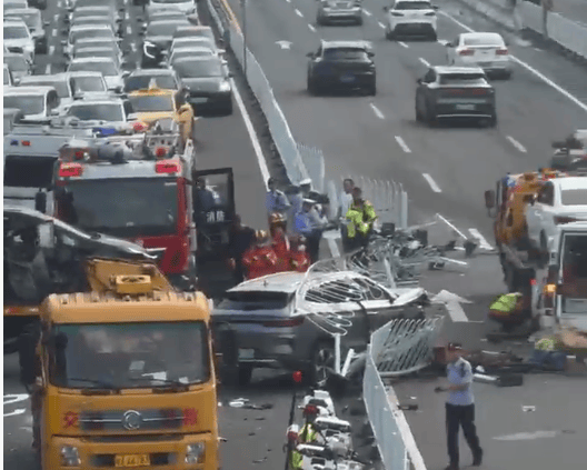 广州鹤洞大桥荔湾往海珠方向3辆小车发生碰撞,致早高峰交通拥堵