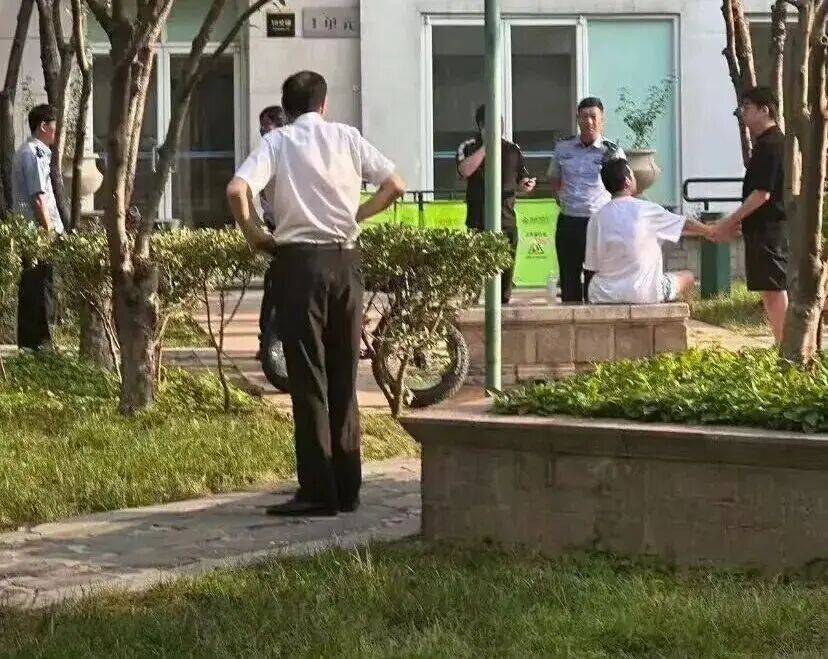 37岁知名艺人被传在北京一小区坠楼去世,物业证实凌晨有人坠楼,事发地图片疑曝光
