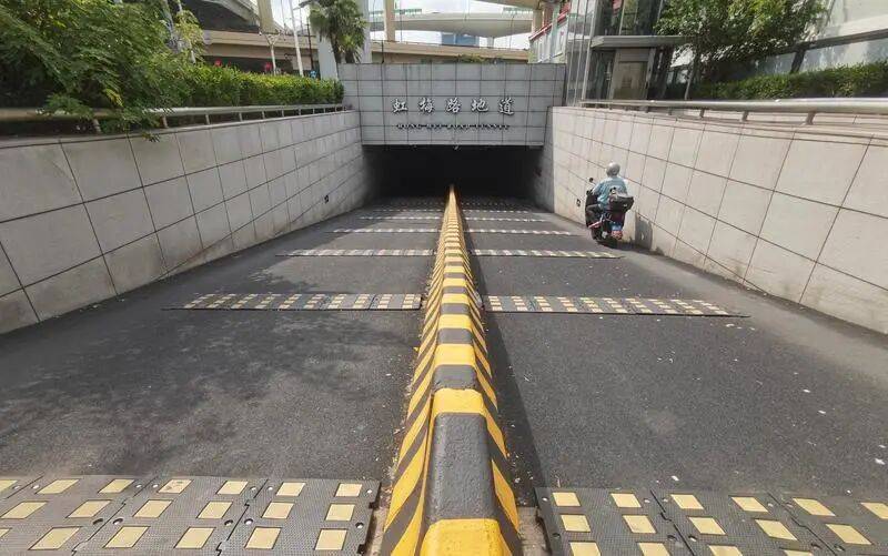 悲剧!事发虹梅路地道,上海阿姨骑车摔倒后死亡!密集减速带,引发争议→