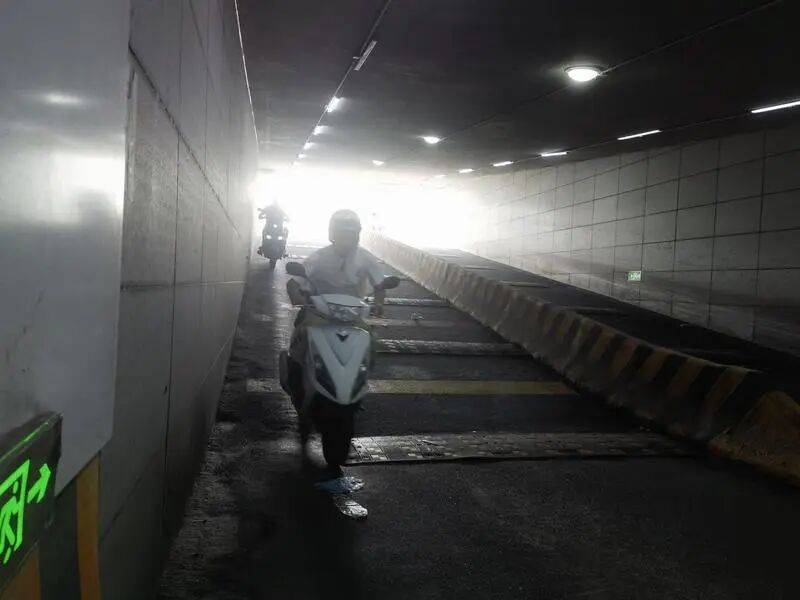 悲剧!事发虹梅路地道,上海阿姨骑车摔倒后死亡!密集减速带,引发争议→