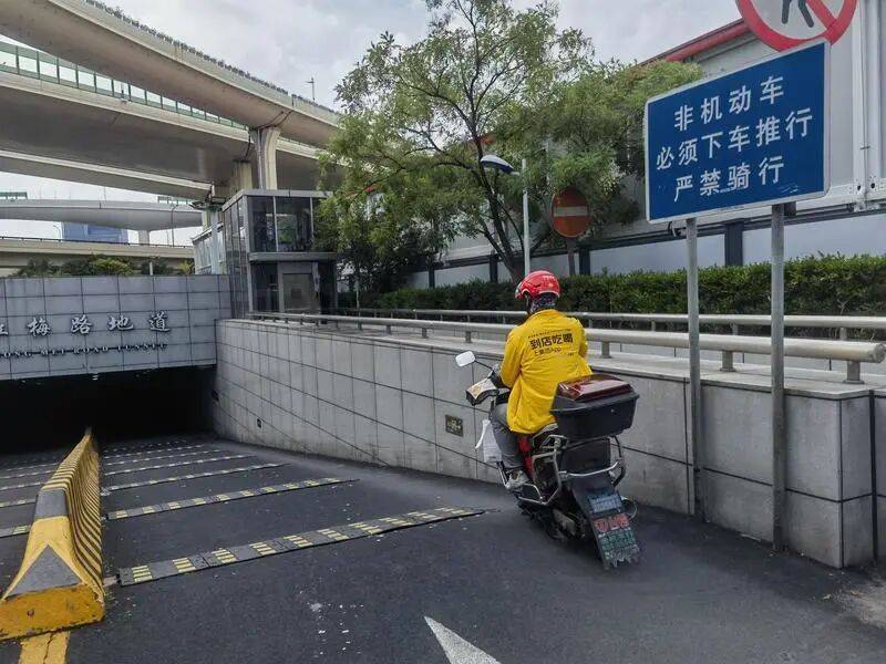 悲剧!事发虹梅路地道,上海阿姨骑车摔倒后死亡!密集减速带,引发争议→