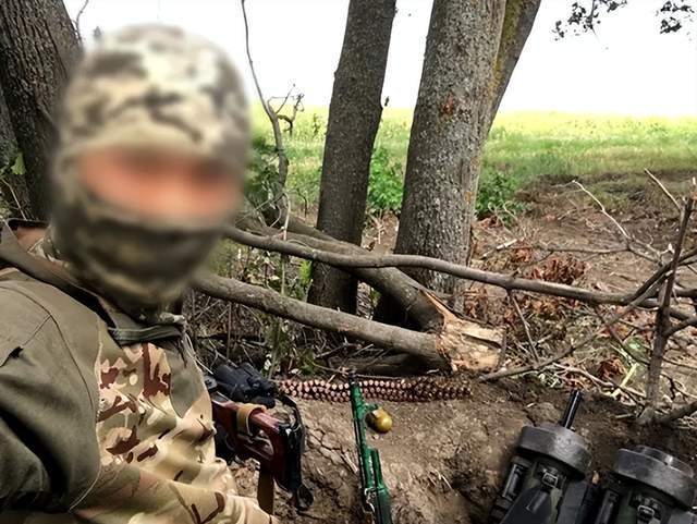 离谱!俄罗斯把日本雇佣兵俘虏关笼子里游街示众?和中国有关系?