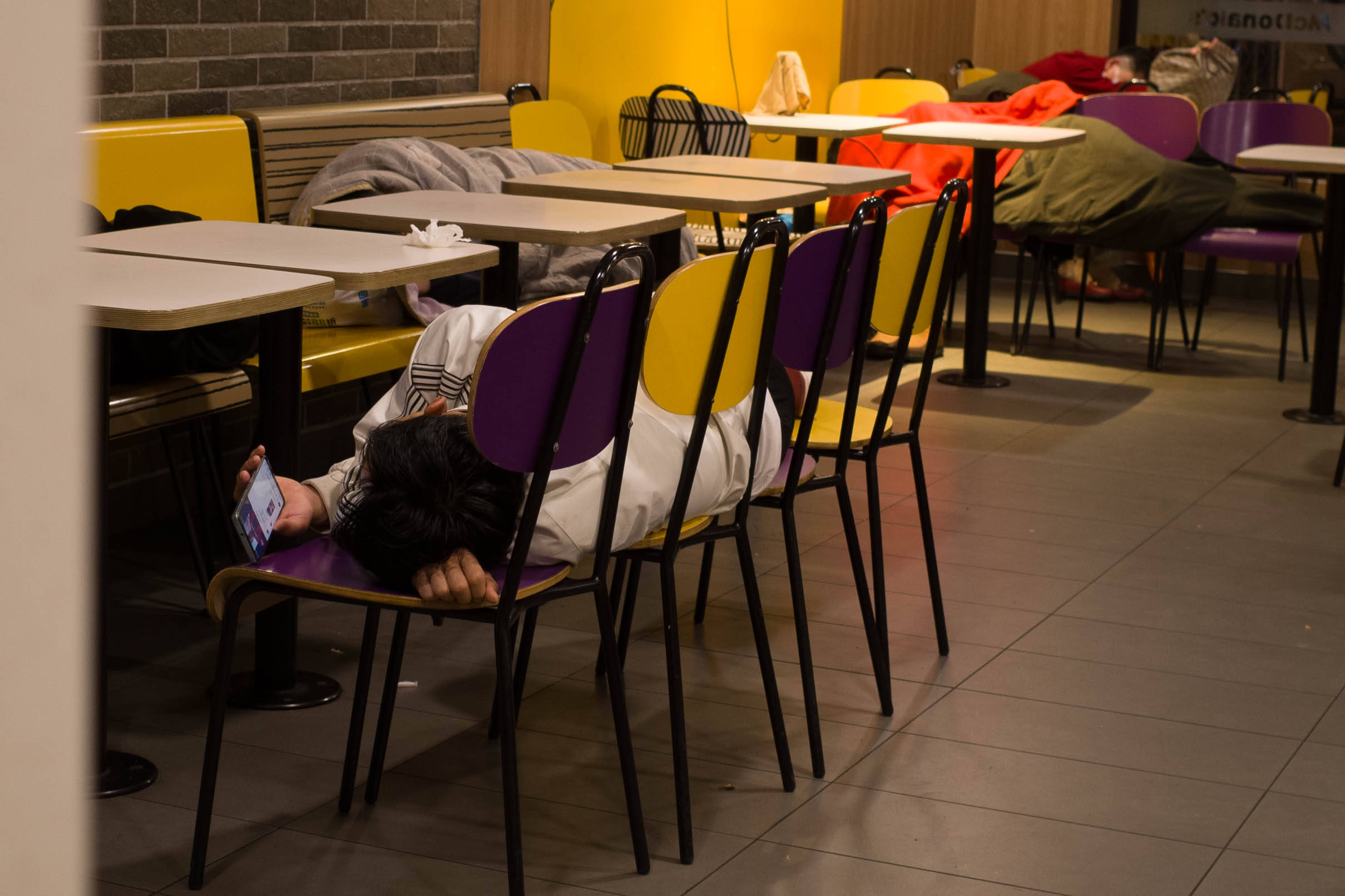 麦当劳夜宿者：老人占六成，各有心酸事