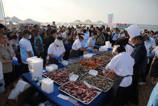 “鲜宴四海”威海海鲜嘉年华惊艳亮相 市民游客过足瘾