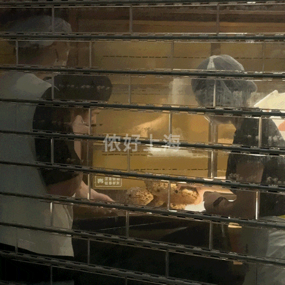 看着心疼!上海网红店将没卖掉的面包整框扔了?网友吵翻