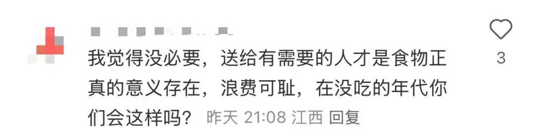 看着心疼!上海网红店将没卖掉的面包整框扔了?网友吵翻
