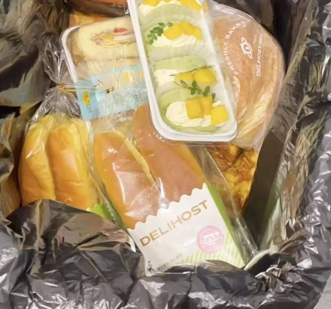 看着心疼!上海网红店将没卖掉的面包整框扔了?网友吵翻