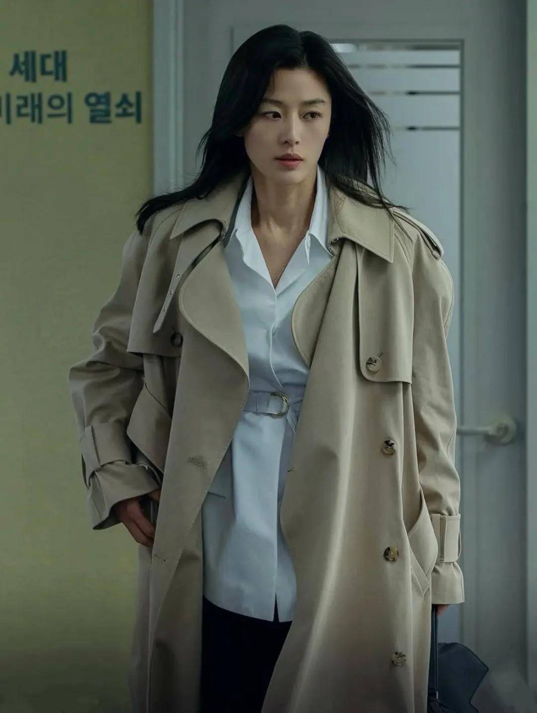 44岁要去“竞选总统”的全智贤,穿衣风格都变了!