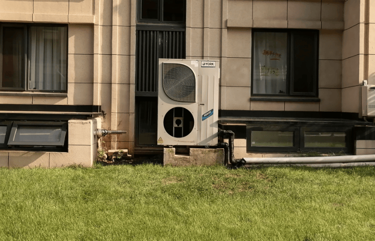 大连男子入住新居后,一家人被嗡鸣声扰得无法入睡,竟是因邻居安装了空气能外机……