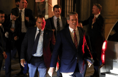 中美谈判结束,出现罕见一幕,双方牵头人没握手,却达成一项重要共识,中方代表一脸从容