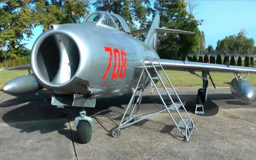 央视曝光！歼-35A改用内置登机梯，和F-35的一模一样？