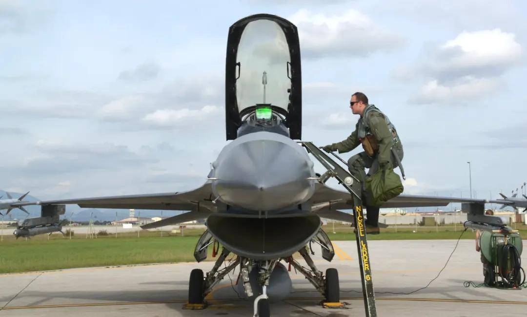 央视曝光！歼-35A改用内置登机梯，和F-35的一模一样？