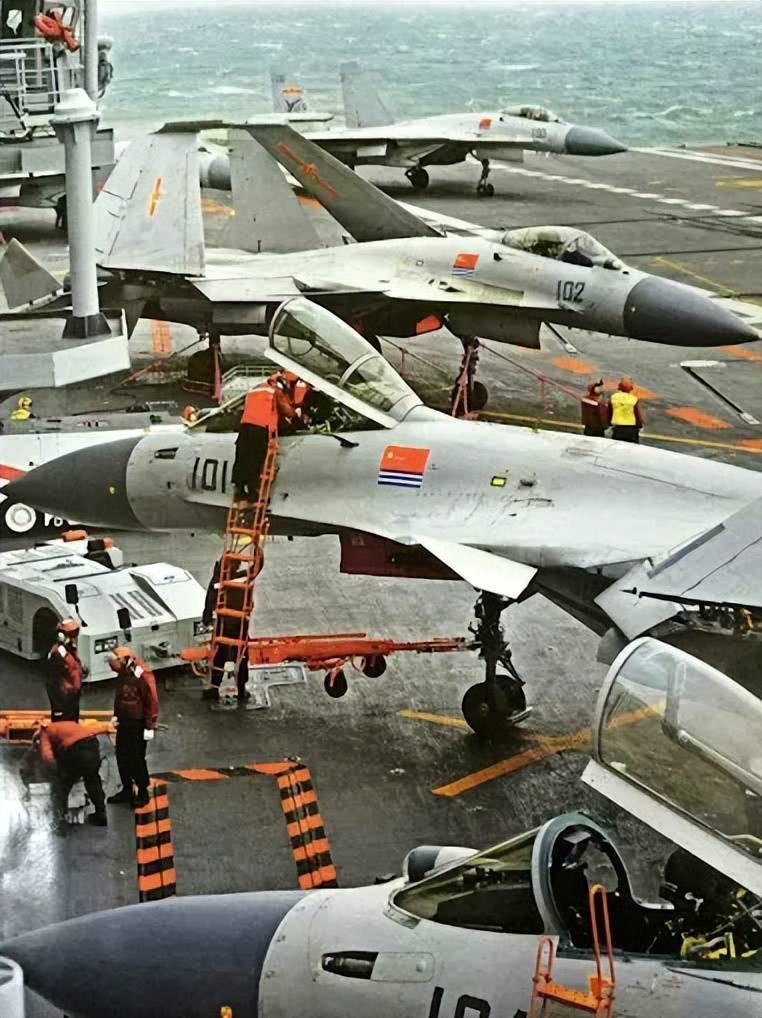 央视曝光！歼-35A改用内置登机梯，和F-35的一模一样？