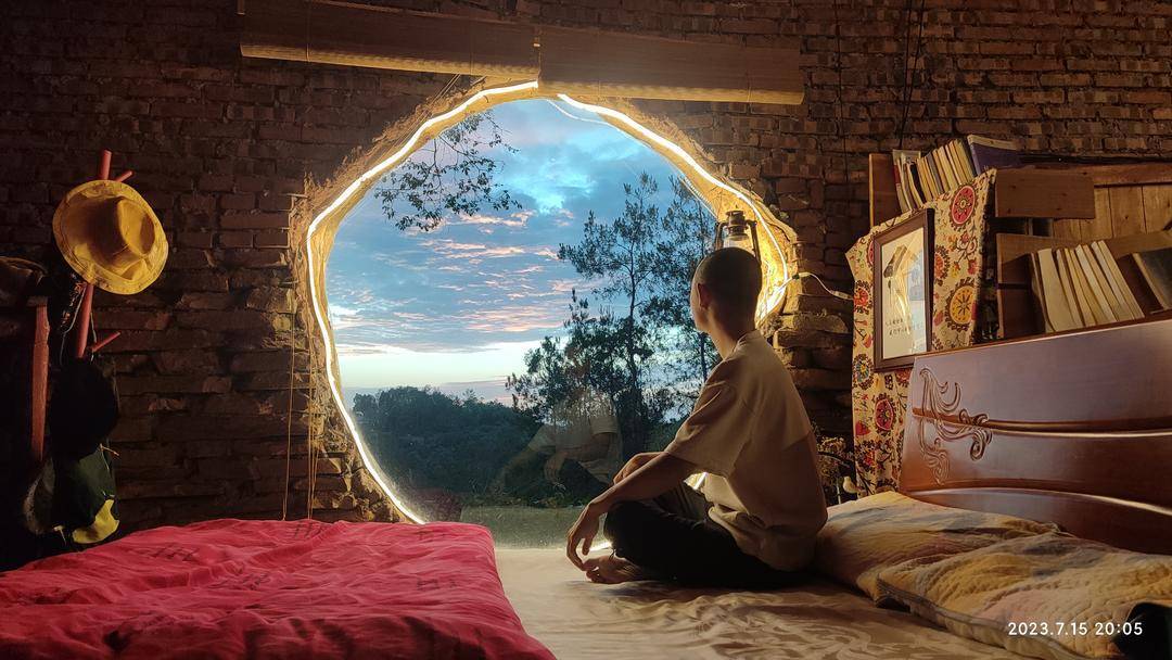 是个人选择还是另有隐情?35岁男子回乡“崖下洞居”惹争议!|封面深镜