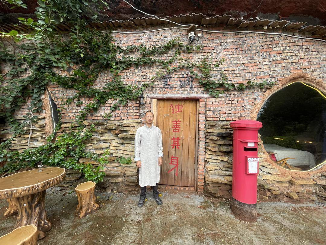 是个人选择还是另有隐情?35岁男子回乡“崖下洞居”惹争议!|封面深镜