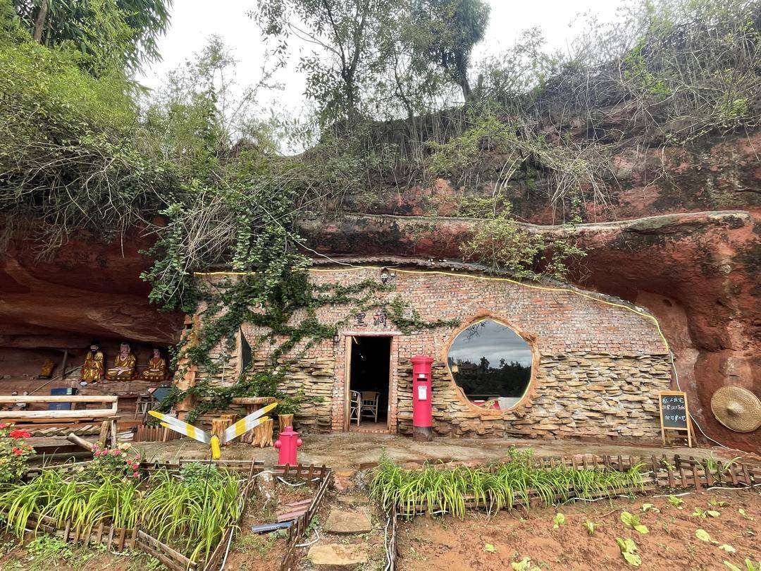 是个人选择还是另有隐情?35岁男子回乡“崖下洞居”惹争议!|封面深镜