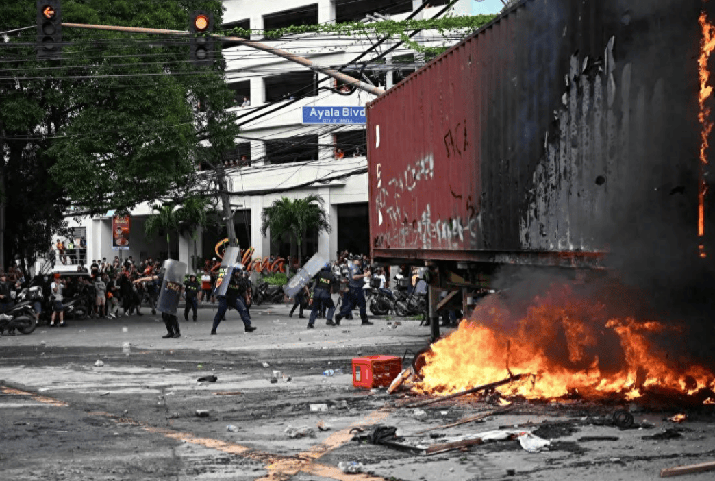 捡回一条命的马科斯不敢露面,却派人下了死命令,闹事的人一个都不放过!