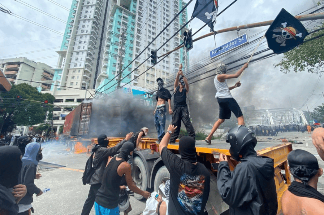 捡回一条命的马科斯不敢露面,却派人下了死命令,闹事的人一个都不放过!