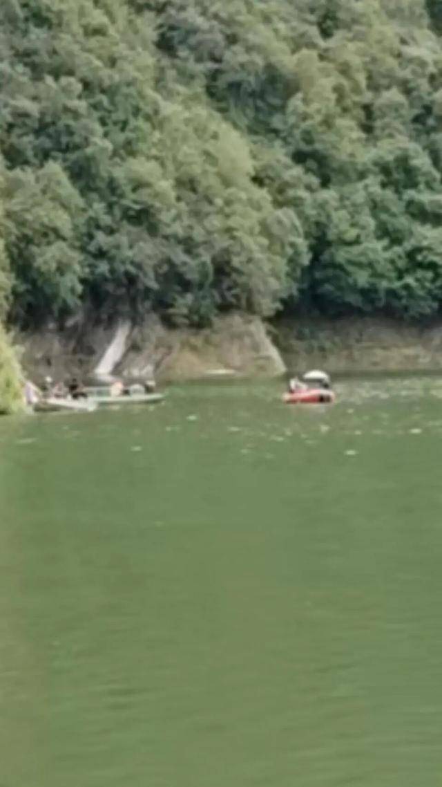湖北一身家数千万元老板乘快艇到水库钓鱼落水失踪,搜寻14天仍未找到!当地公安:已展开调查