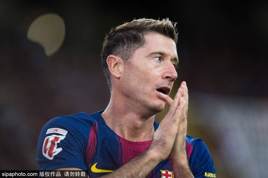 西甲-亚马尔助攻莱万破门 巴萨连场逆转2-1皇家社会登顶