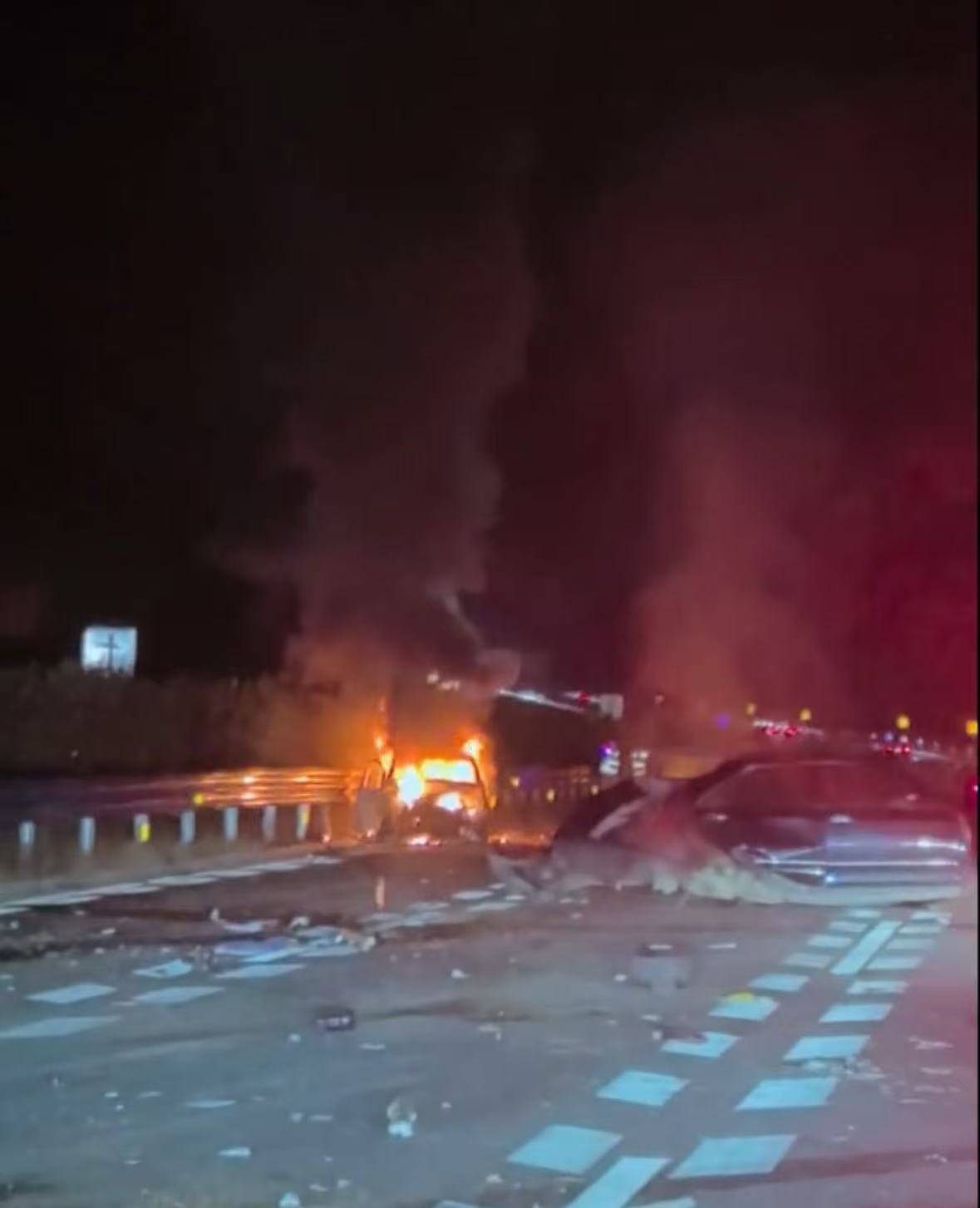 玉林多车连撞起火致2死3伤,亲属:堂哥一家去旅游出事,两名女儿遇难,堂嫂烧伤严重