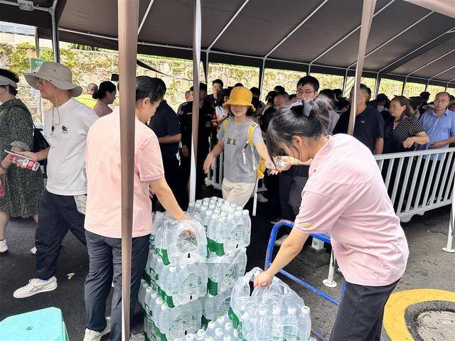 张家界国家森林公园连续3日达最高预约量，景区给游客送姜茶和月饼