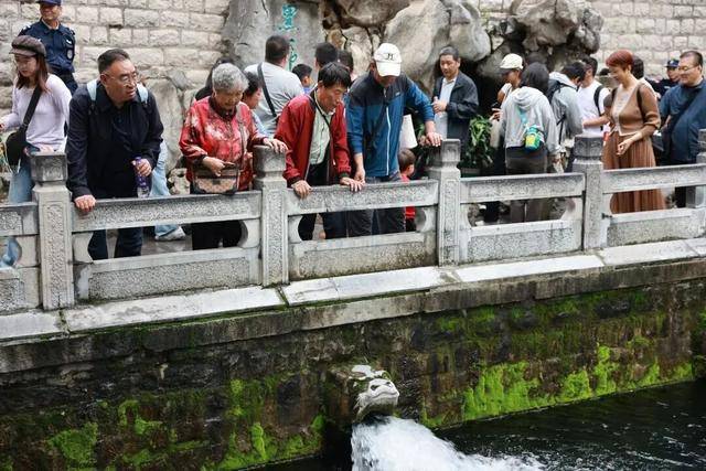秋色满城 历下有约丨护城河畔美出圈!解锁历下限定秋日浪漫