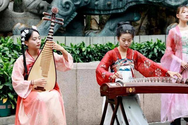 秋色满城 历下有约丨护城河畔美出圈!解锁历下限定秋日浪漫