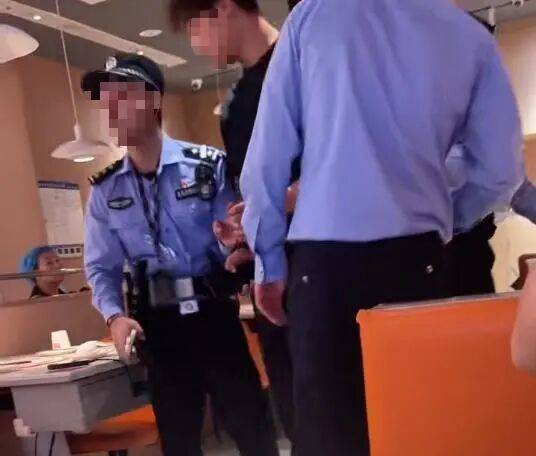 小伙和女友餐厅吃饭,被民警赶来戴铐带走;警方回应:其女友与一离家女孩“撞脸”,错抓已道歉