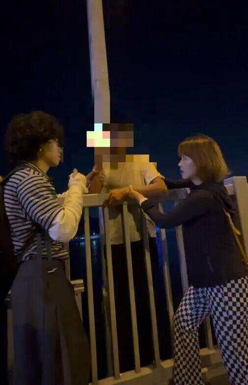 中年男子欲轻生跳桥,外地旅游女子和朋友将其劝回:你想喝酒我们陪你一起,没什么过不去的